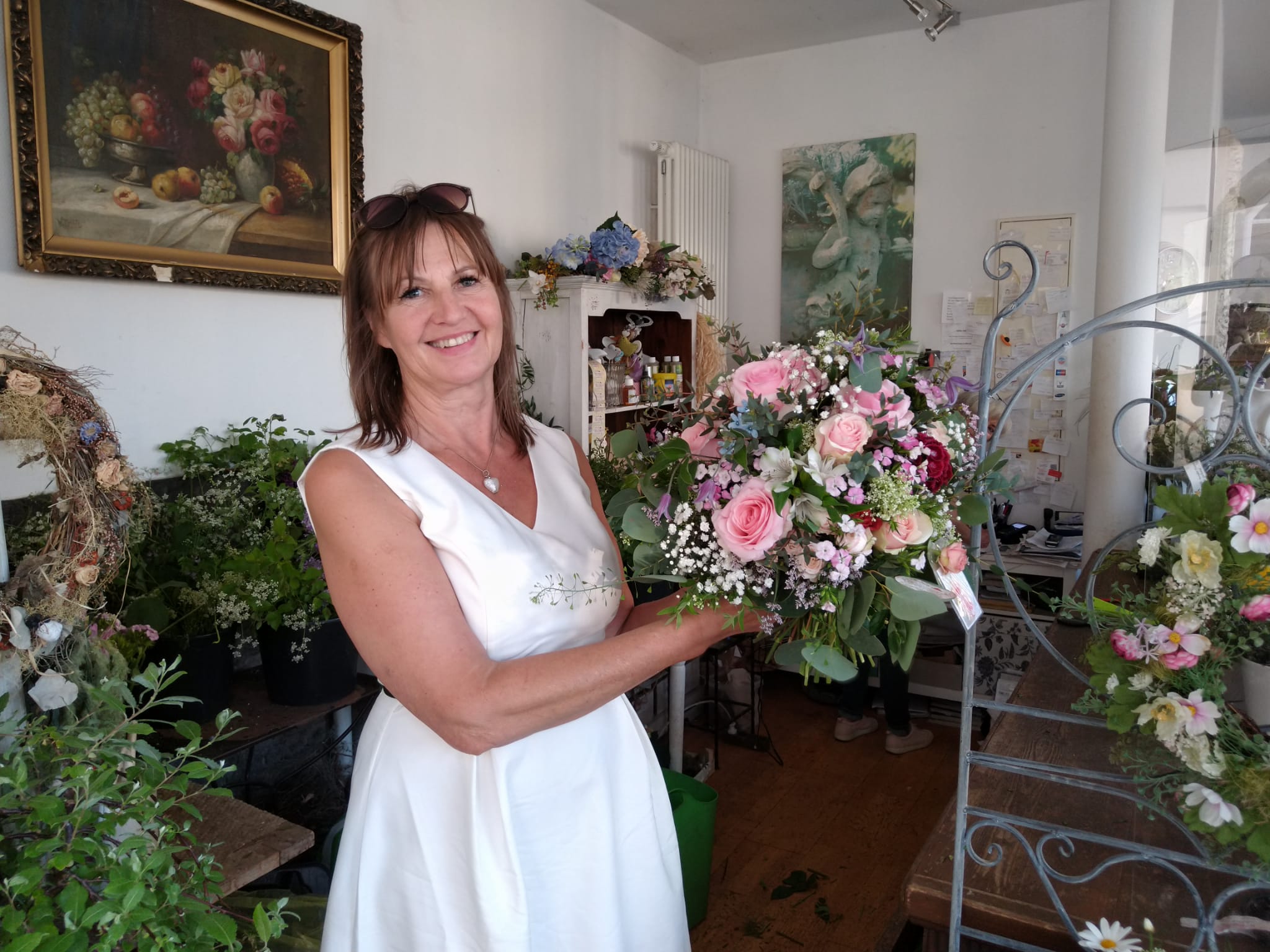 Karin Bauder mit Blumenstrauß